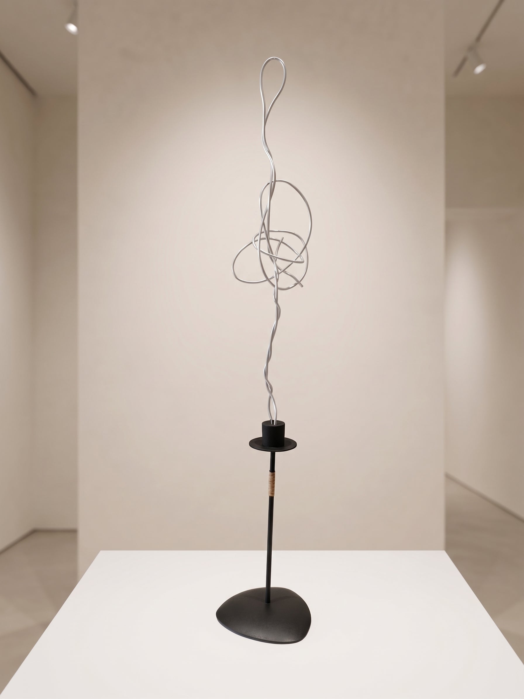 Chandelle Creatopist contemporary steel wire sculpture on upcycled base, unique 1/1 collectible art piece handcrafted by artist Sébastien Di Nicolantonio for DI NICOLANTONIO PARIS.