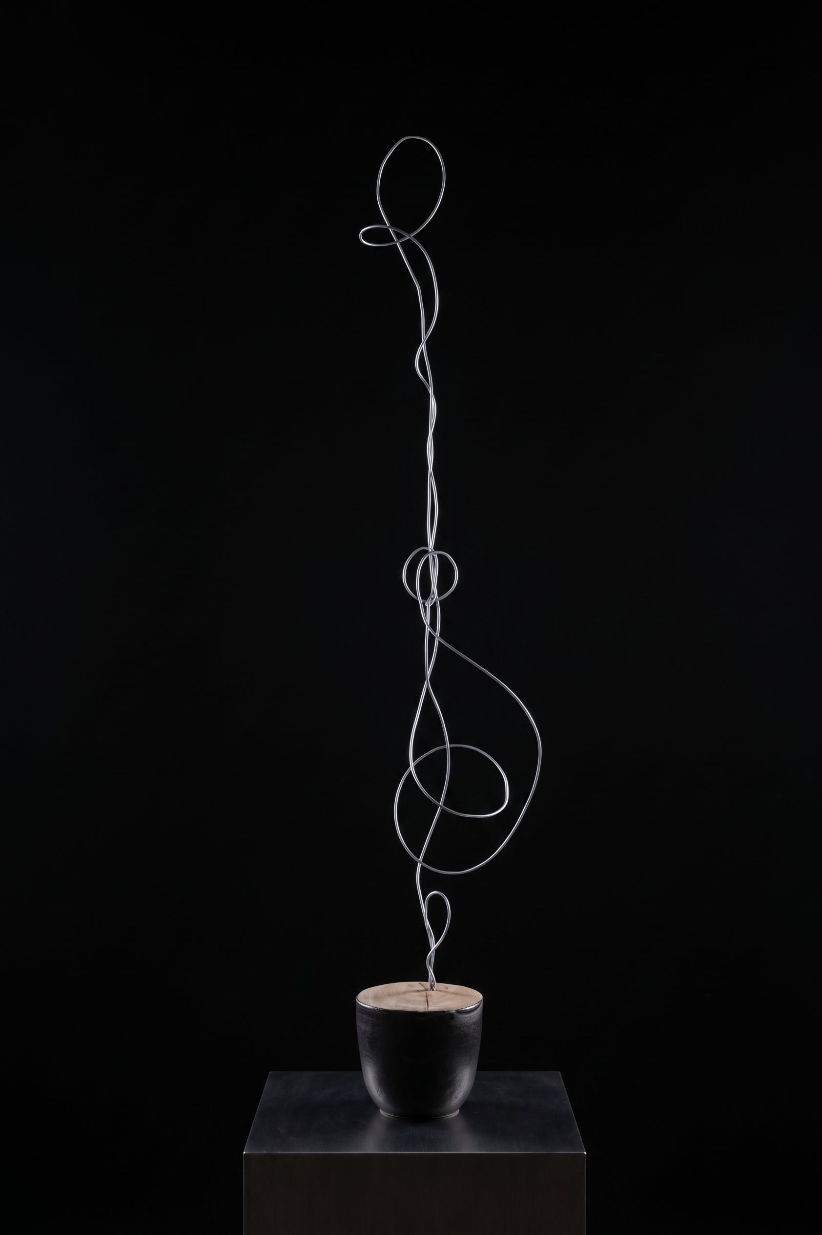 Nordic Walking, a one-of-a-kind contemporary sculpture in galvanized steel with a concrete-filled base, created by artist Sébastien Di Nicolantonio for DI NICOLANTONIO PARIS.
